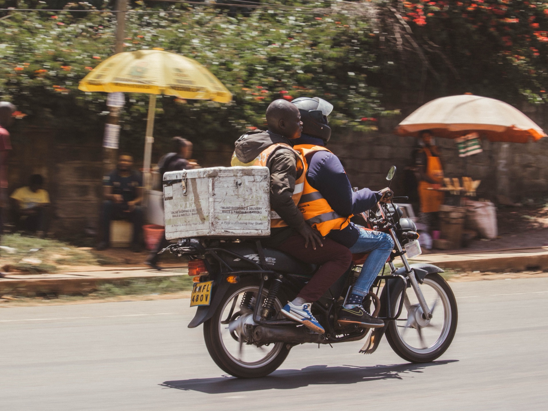 La livraison par moto reste le dernier kilomètre du commerce en ligne, ici comme ailleurs.